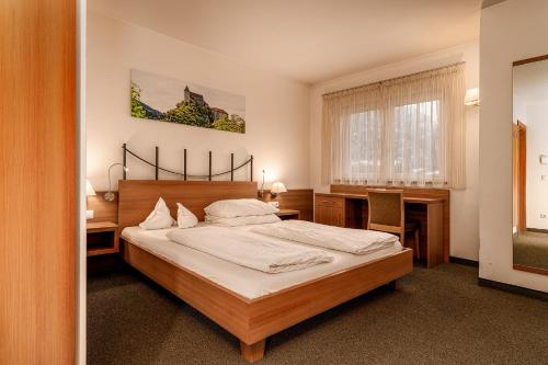 A bed or beds in a room at Hotel Klammer