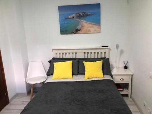 モグロにあるEl Pinar de Mogroのベッドルーム1室(黄色い枕のベッド1台付)