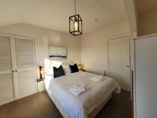 Krevet ili kreveti u jedinici u objektu Sea view Penthouse flat 6 with fast WiFi and Free PARKING