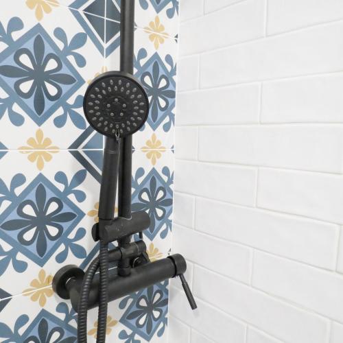 a shower head hanging from a wall in a bathroom at Casa Leonor de Aurora in Zas