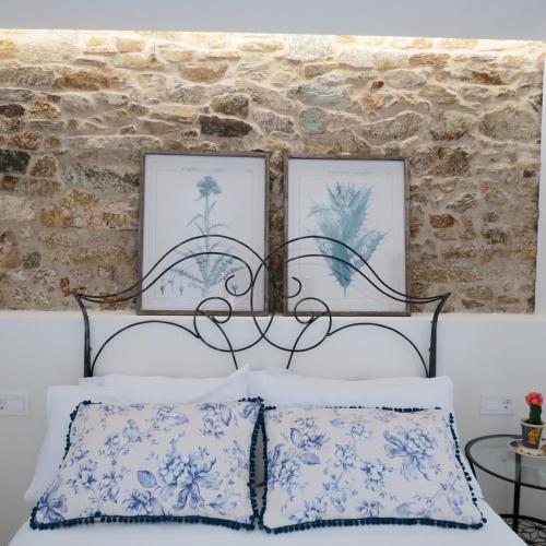 a bedroom with a bed with two pillows at Casa Leonor de Aurora in Zas
