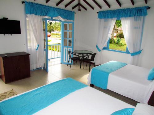 Un pat sau paturi într-o cameră la Hotel Campestre Pueblo Bello