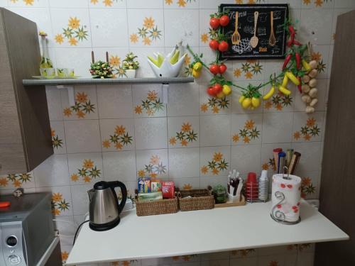 a kitchen counter with a white counter top at Il Ponte in Naples