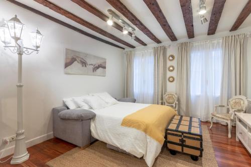 Katil atau katil-katil dalam bilik di Precioso apartamento con Entrada autónoma en el Casco Viejo