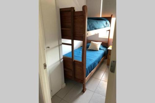 a bedroom with two bunk beds in a room at Departamento a pasos de playa Los Molles in Los Molles