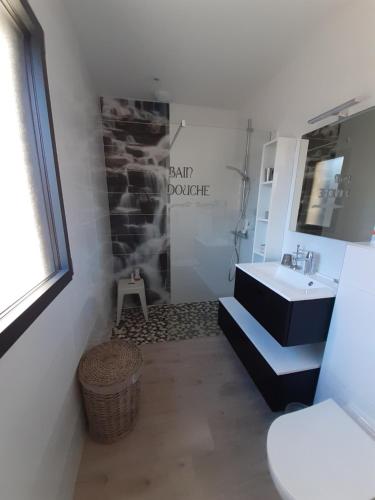 La salle de bains est pourvue d'un lavabo et de toilettes. dans l'établissement La grande Maison, à Donzenac