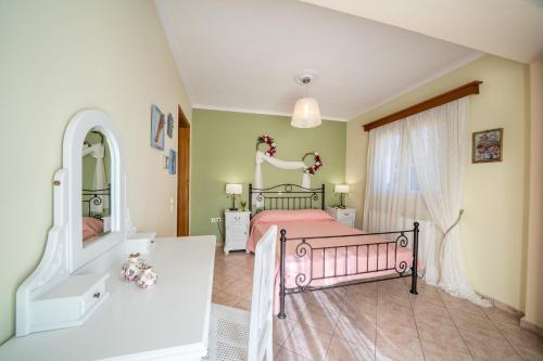 Postel nebo postele na pokoji v ubytování Artemis superb 2 bedroom apartment 700 m away from the beach