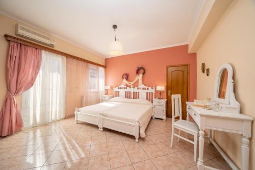 Postel nebo postele na pokoji v ubytování Artemis superb 2 bedroom apartment 700 m away from the beach