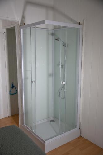 - une douche en verre dans une chambre avec un lit dans l'établissement Sweet Home, à Amiens