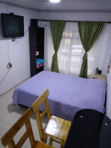 Postel nebo postele na pokoji v ubytování La Casona Armenia No agua caliente