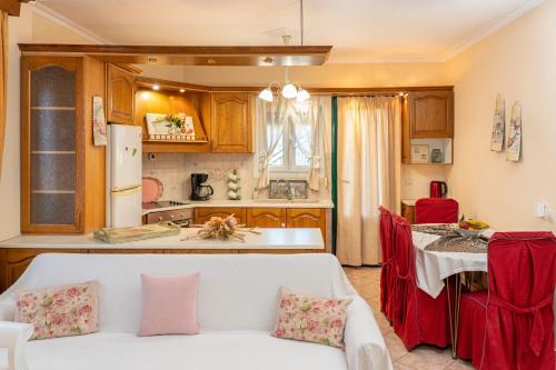 Köök või kööginurk majutusasutuses Artemis superb 2 bedroom apartment 700 m away from the beach