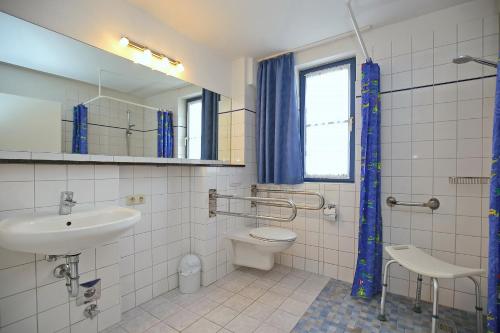 Bilik mandi di Feriendorf Papillon Wohnung 10-4