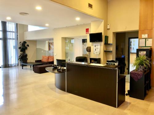 Telewizja i/lub zestaw kina domowego w obiekcie Hotel Mencia Subbética