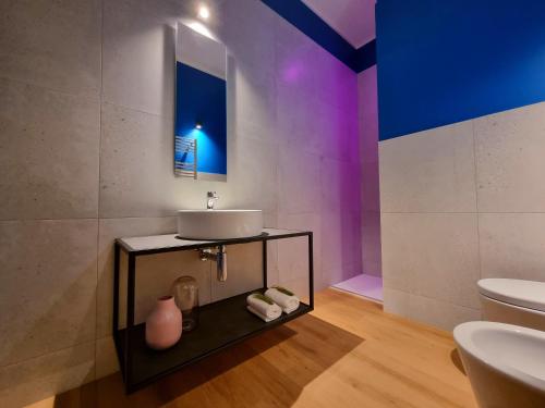 a bathroom with a sink and a toilet at Residenza Gramsci in Matera