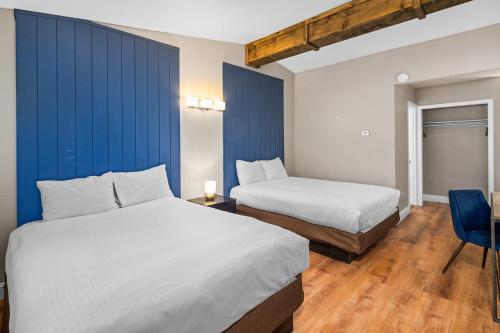 a hotel room with two beds and a blue wall at The Inn at Boatworks, Lake Tahoe in Tahoe City