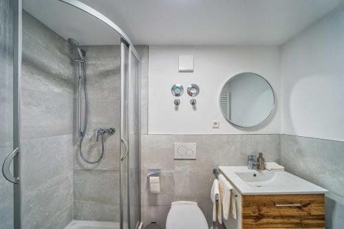 uma casa de banho com um chuveiro, um WC e um lavatório. em new apartment I cozy I Netflix I WLAN I near airport em Dresden