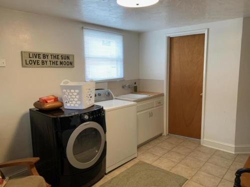 uma cozinha com uma máquina de lavar roupa e uma máquina de lavar roupa em 141 A 1st Street em Avila Beach