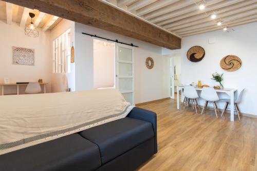 une chambre avec un lit et une salle à manger dans l'établissement Ambiance bohème, à Roanne