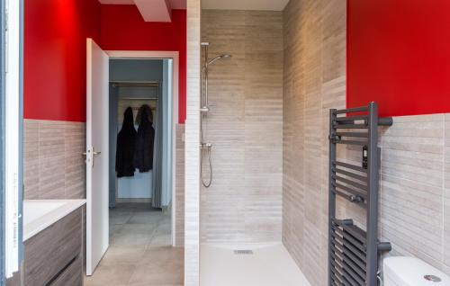 La salle de bains est pourvue de murs rouges et d'un mur rouge. dans l'établissement La proue - appt avec terrasse à moins de 100m de la plage, à Saint-Côme-de-Fresné