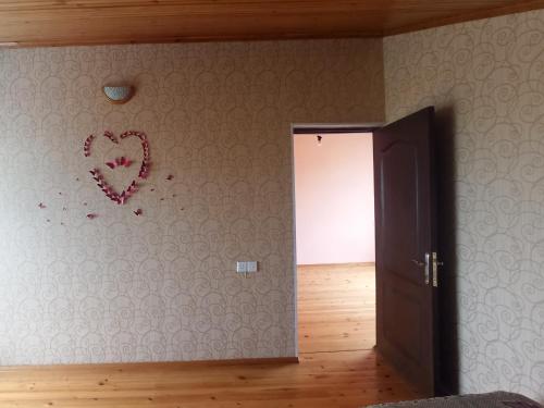 a room with a heart on the wall at La Casa de Habel in Quba