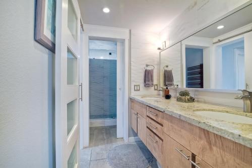 baño con 2 lavabos y espejo grande en Oceanfront Condo, Hot Tub, Heated Pool, Beach Access, Beach Gear en Solana Beach