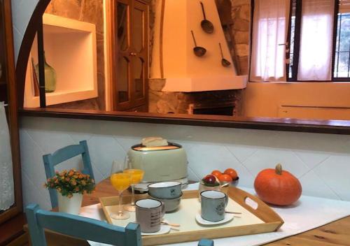 een keuken met een tafel met een waterkoker en fruit bij El valle de Lis in Praves