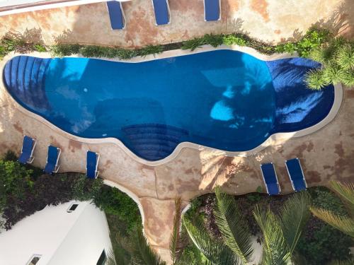 Una vista aérea de una piscina en un complejo turístico. en Casa 5 Palmas, en Puerto Morelos