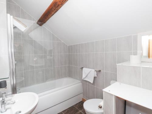 ein Badezimmer mit einer Badewanne, einem WC und einem Waschbecken in der Unterkunft Cherry Tree Cottage at Satterthwaite in Hawkshead