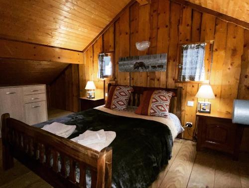 Een bed of bedden in een kamer bij Le petit chalet des Greys
