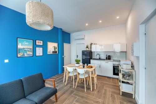 una sala de estar con un sofá y una mesa en Five to Sete, en Sète