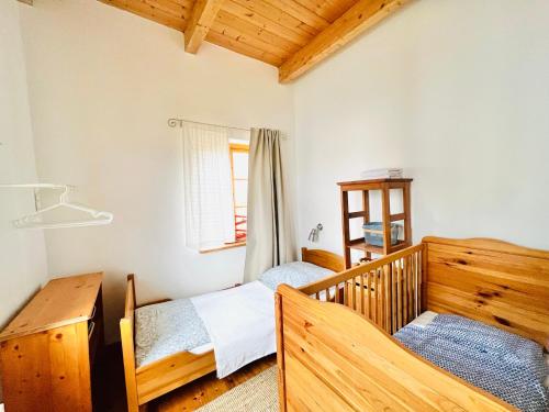 Ένα ή περισσότερα κρεβάτια σε δωμάτιο στο Authentisches Inselhaus - ideal für Kiter/Surfer/Familien