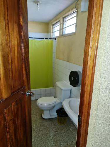 A bathroom at Hotel Kasa Kamelot Las Rosas