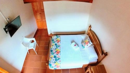 an overhead view of a bed in a room at La Casa de las Flores Hostal in Jardin