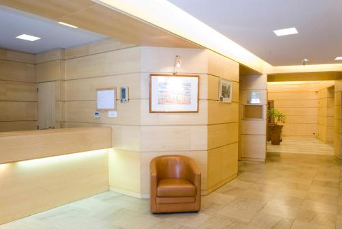 a waiting room with a chair and a wall at Grand Hôtel du Havre in Paris