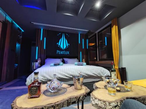 斯科普里的住宿－PentLux - SPA Penthouse in the heart of Skopje，一间卧室配有一张床和两张带酒瓶的桌子。