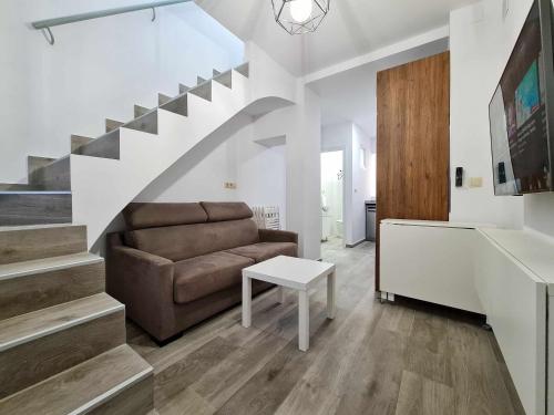 ein Wohnzimmer mit Sofa und Treppe in der Unterkunft Villa Playa y Centro Exclusive Accommodation in Benidorm