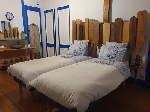 Una cama o camas en una habitación de B & B Les Secrets des Loges