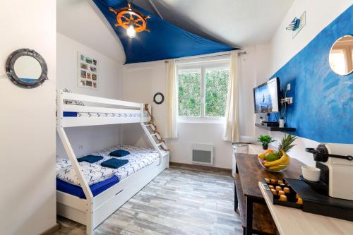 Cette chambre pour enfants dispose de lits superposés et d'un bureau. dans l'établissement SWEET GALION - COSY - PLAGE - HOST PROVENCE, à La Seyne-sur-Mer