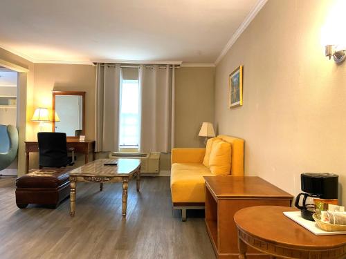 Ramada by Wyndham Los Angeles/Wilshire Center Image