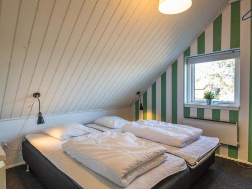 Dos camas individuales en una habitación con ventana. en Cozy Coastal Retreat in Fano-By Traum, en Fanø