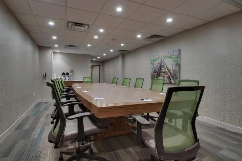 Zona business o sala de conferencias en Holiday Inn Express & Suites Aurora - Naperville by IHG