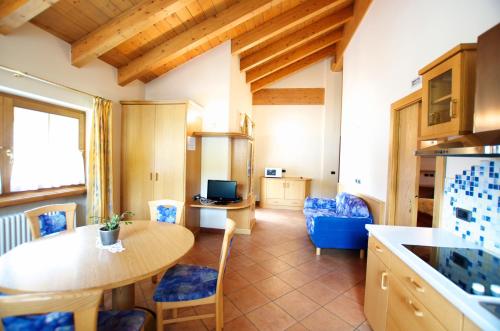 cocina y sala de estar con mesa, cocina y comedor en Miky House - Appartamenti Abar, en Livigno