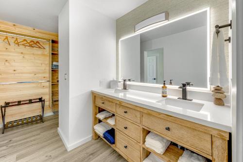 A bathroom at Newly Renovated Condo Stand Up Paddle Boards Included!