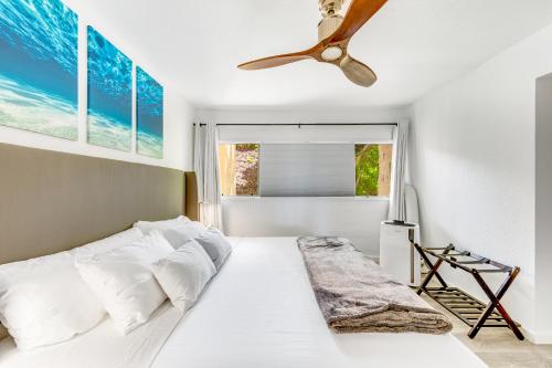 A bed or beds in a room at Newly Renovated Condo Stand Up Paddle Boards Included!