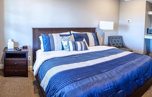 sypialnia z niebiesko-białym łóżkiem i krzesłem w obiekcie Inn at Elijah McLean's w mieście Washington
