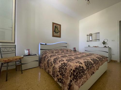 ガリポリにあるVilla Floraのベッドルーム1室(大型ベッド1台、ナイトスタンド2台付)
