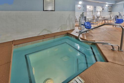 阿爾伯克基的住宿－阿爾伯克基北駐橋套房酒店，一个带椅子的等候室里的一个大型游泳池