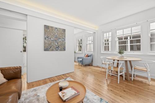 una sala de estar con un sofá y una mesa en Mulwarree Avenue Apartments by Urban Rest, en Sídney