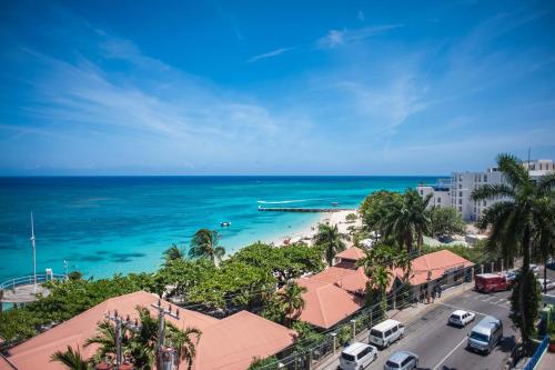 モンテゴ・ベイにあるMontego Bay Club Beach Resortの海岸と海の景色を望む建物