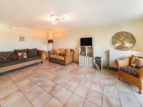 sala de estar con 2 sofás y TV en Holiday home in Waimes with natural surroundings, en Waimes